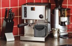 Dreamfarm Grindenstein Knock Box - Silver -Gaggia Store Dreamfarm Grindenstein Scene SteelWool 1 ab90ec5c 6262 45ea 913a cb09cd9548c1