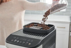 DeLonghi Magnifica Evo ECAM29084SB 11 DeLonghi Magnifica Evo ECAM29084SB -Gaggia Store MagnificaEvo ECAM29084SB LifestyleImages Alt2