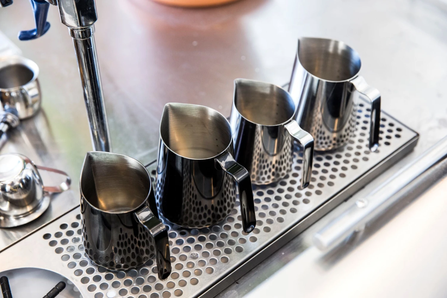 Fellow Eddy Steaming Pitcher 18oz - Polished Steel 7 Fellow Eddy Steaming Pitcher 18oz - Polished Steel - Image 5